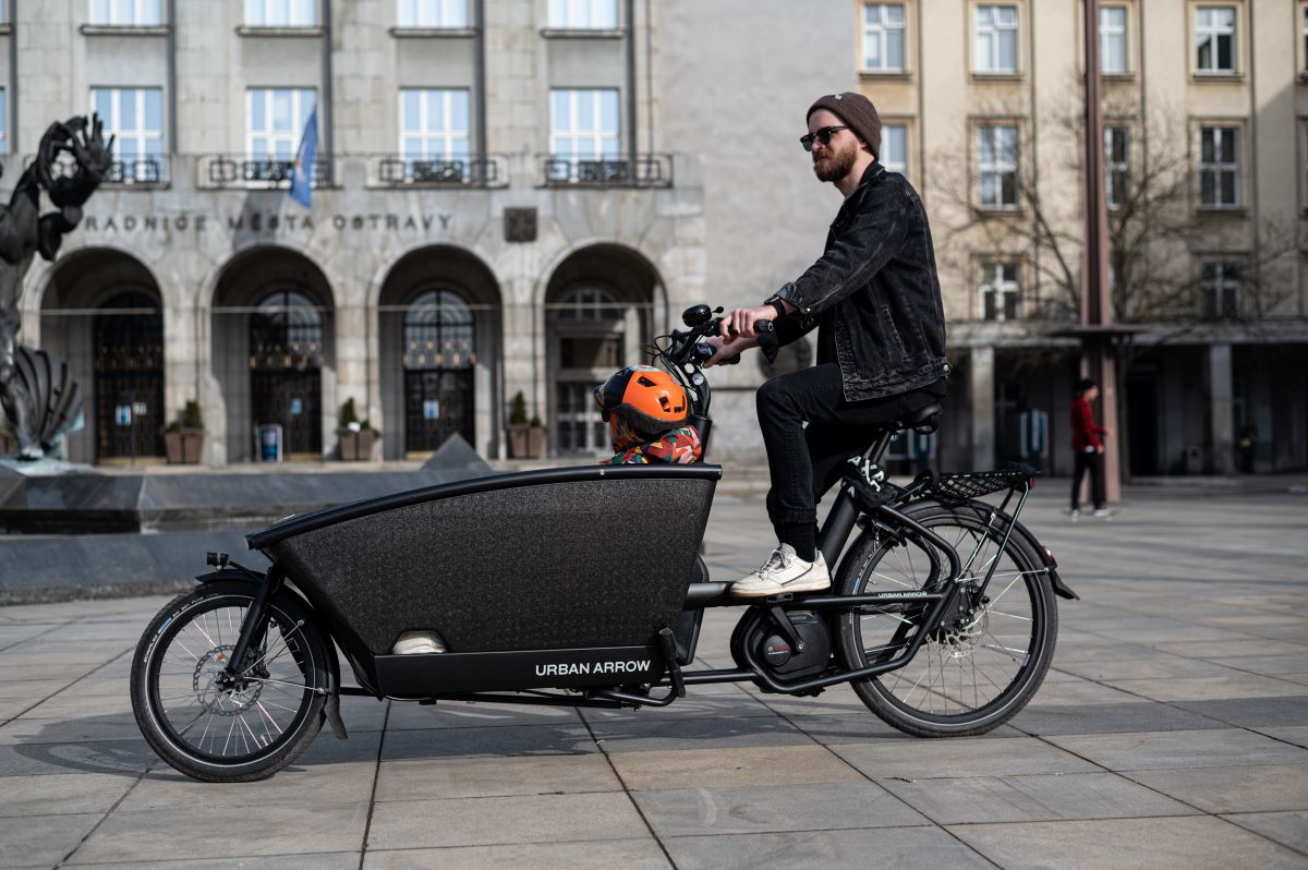 Dad and son on a cargobike urban arrow